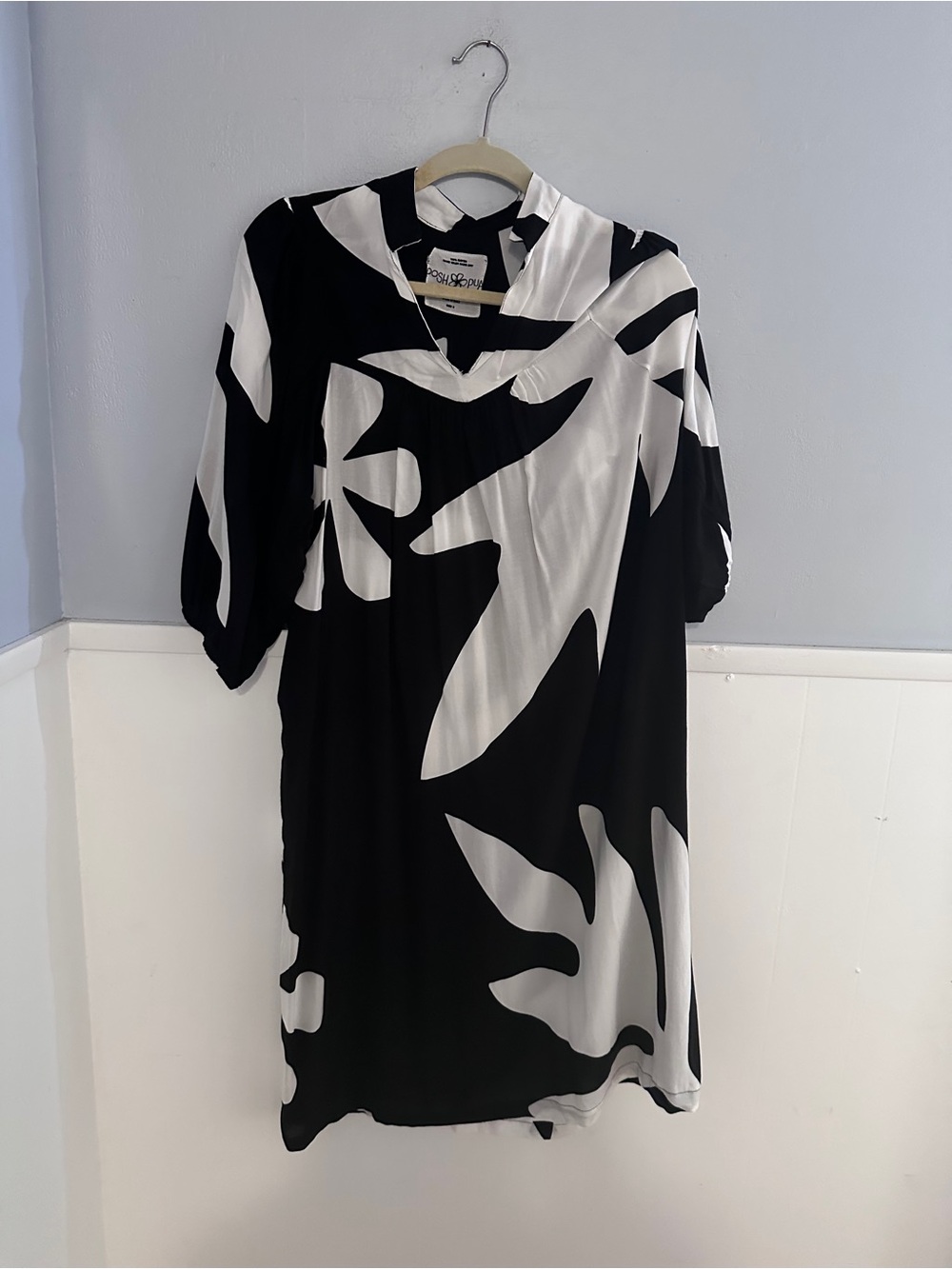 Posh Pua Holo Holo Surf Black & White Abstract Pareo V-Neck Dress Small